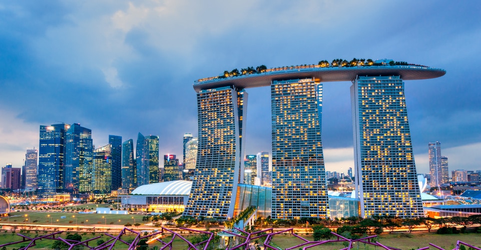 Der Komplex des Marina Bay Sands erweitert beeindruckend die Skyline von Singapur