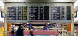 Ankunftsboard im Changi Airport in Singapur