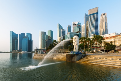 Blick auf Merlion und Finanzdistrikt mit seiner Skyline in Singapur