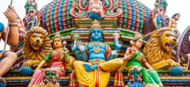 Sehr aufwändige Verzierungen auf einem Hindu Tempel in Singapur