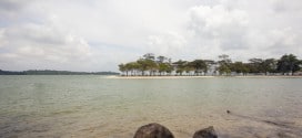 Blick auf Pulau Ubin von Changi Point Beach in Singapur