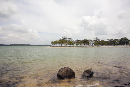 Blick auf Pulau Ubin von Changi Point Beach in Singapur