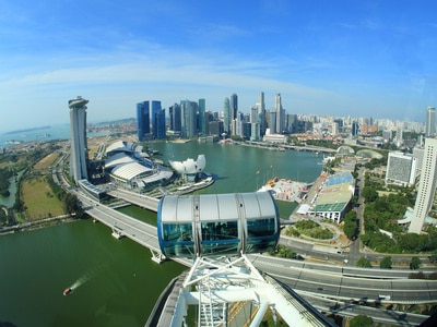 Aussicht aus 165 m aus dem Singapore Flyer auf die Skyline von Singapur - ein beeindruckendes Erlebnis