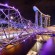 Die Helix Brücke auf Marina Bay Sands wird atemberaubend mit Lichteffekten in Szene gesetzt