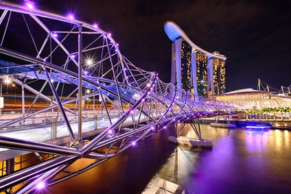 Die Helix Brücke auf Marina Bay Sands wird atemberaubend mit Lichteffekten in Szene gesetzt