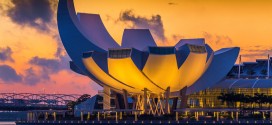 Sonnenaufgang in Singapur - Das Museum für Kunstwissenschaft wird hervorragend in Szene gesetzt